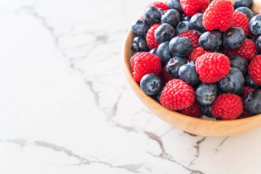 taze yaban mersini ve rasberry 