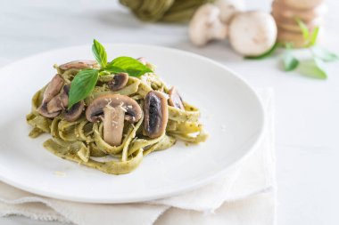 Mantarlı ıspanak fettuccine