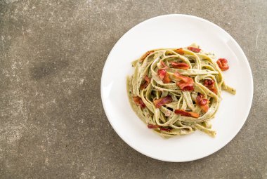 ıspanak fettuccini makarna pastırma ile