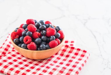 taze yaban mersini ve rasberry 