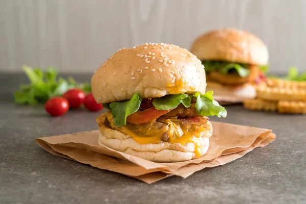 Ev yapımı taze lezzetli burger Close-Up 