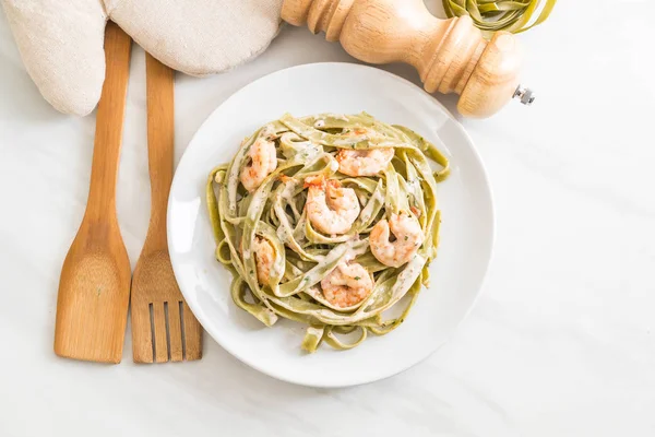 Pâtes fettuccini aux épinards aux crevettes — Photo