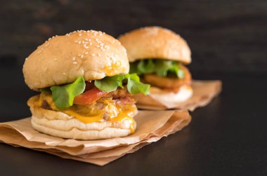 Ev yapımı taze lezzetli burger Close-Up 