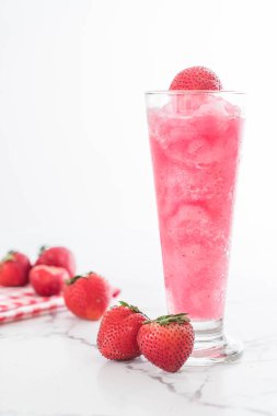 taze çilek smoothie 