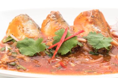 domates soslu baharatlı uskumru salatası