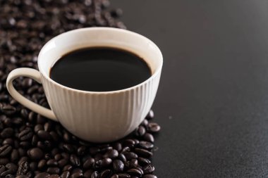 Kahve fincanı ve fasulye