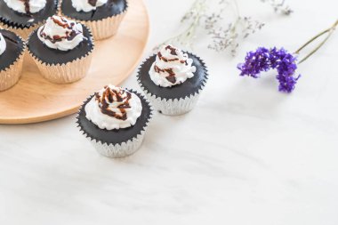 krem şanti ile çikolatalı kek