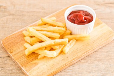 Domates soslu patates kızartması. 