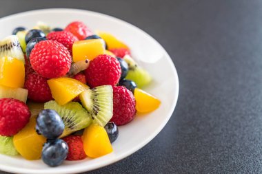 karışık taze meyve (çilek, ahududu, yaban mersini, kivi, mang