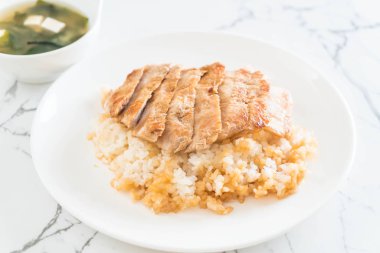 Teriyaki domuz miso çorbası ile tepesinde pirinç