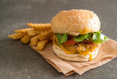 Ev yapımı taze lezzetli burger Close-Up 