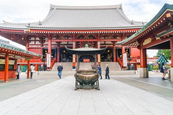 TOKIO-NOV 16: Multitud de personas en el templo budista Sensoji en Novem — Foto de Stock