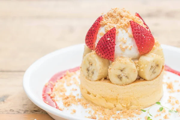 Pastel caliente con crema, fresa, plátano y galletas se desmoronan — Foto de Stock