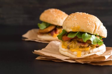 Ev yapımı taze lezzetli burger Close-Up 