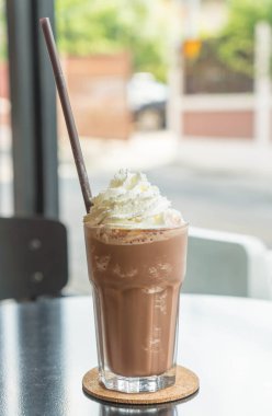 Kremalı çikolatalı milkshake.