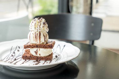 vanilyalı dondurma ile çikolatalı kek