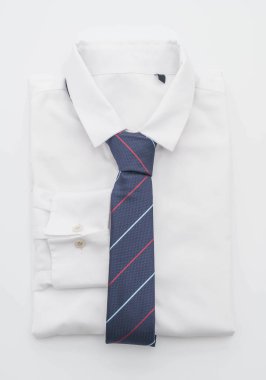 beyaz gömlek kravat ile