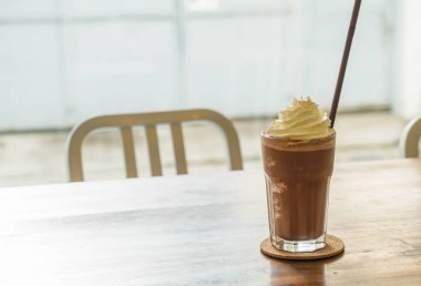 Kremalı çikolatalı milkshake.