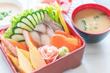 Pirinç bento kutusunda Ham taze sashimi
