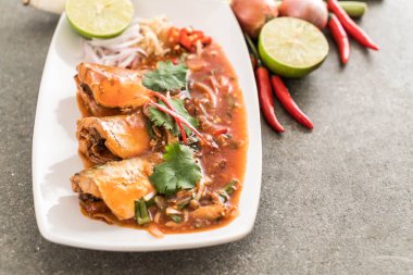 Baharatlı uskumru salatası