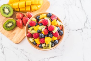 karışık taze meyve (çilek, ahududu, yaban mersini, kivi, mang