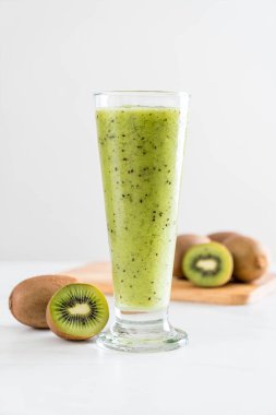 Sağlıklı taze kivi smoothie cam