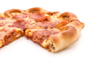 Beyaz zemin üzerine ev yapımı biberli Pizza 