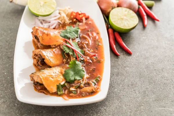 Baharatlı uskumru salatası