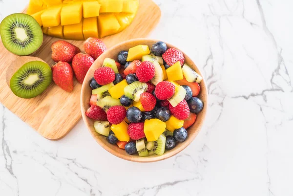 karışık taze meyve (çilek, ahududu, yaban mersini, kivi, mang