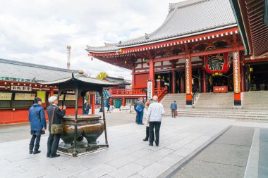 Tokyo-Kasım 16: Budist tapınağı Sensoji Novem tarihinde kalabalık insanlara