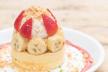 sıcak kek krem, çilek, muz ve tanımlama bilgisi ile harap 