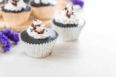 krem şanti ile çikolatalı kek