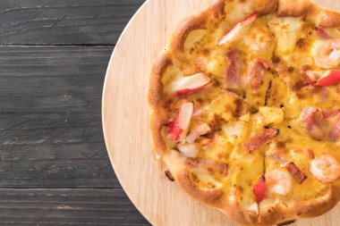 Ev yapımı hawaiian deniz ürünleri pizza