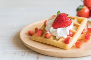 ahşap üzerine çilek ile waffle