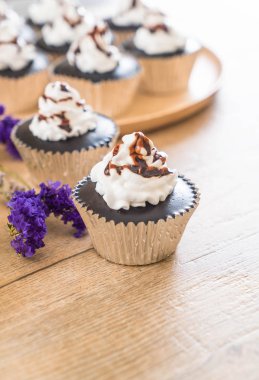 krem şanti ile çikolatalı kek