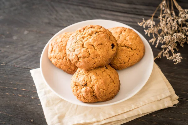 Oatmeal raisin cookies on wood — Stock Photo, Image