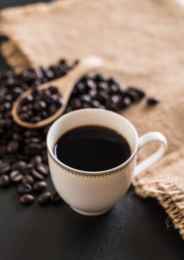 Kahve fincanı ve fasulye