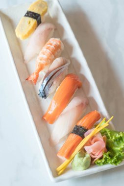 Ham ve taze nigiri suşi beyaz plaka 