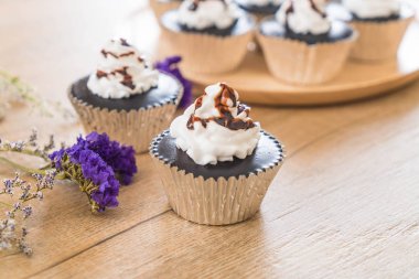 krem şanti ile çikolatalı kek