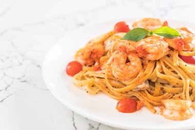 Spagetti karides, domates, fesleğen ve peynir ile 