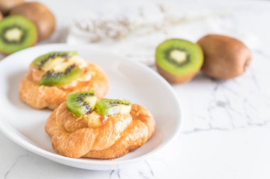 kivi tart plaka üzerinde