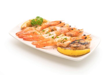 Sarımsaklı ve limonlu kızarmış karides.