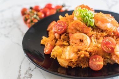 Kore baharatlı sos ve karides kızarmış pilav