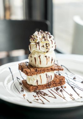 vanilyalı dondurma ile çikolatalı kek