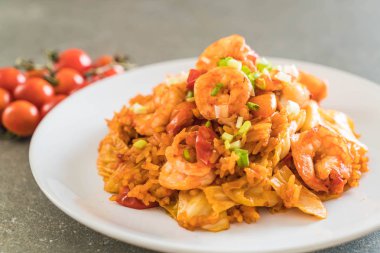 Kore baharatlı sos ve karides kızarmış pilav