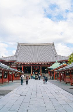 Tokyo-Kasım 16: Budist tapınağı Sensoji Novem tarihinde kalabalık insanlara