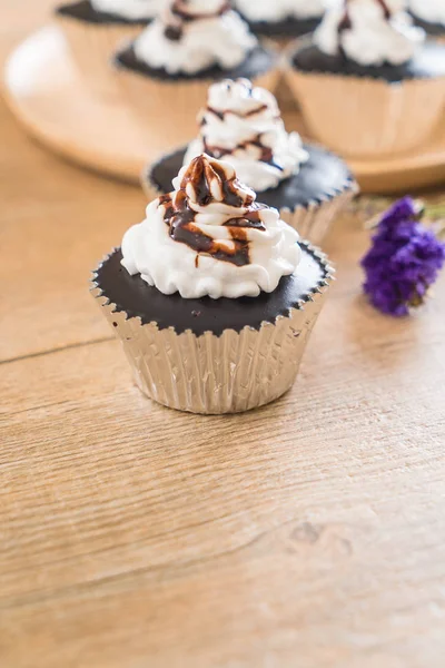 Schokoladentasse Kuchen mit Schlagsahne — Stockfoto