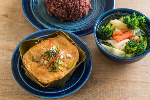 Haşlanmış balık köri ile yapıştırın ve pirinç berry