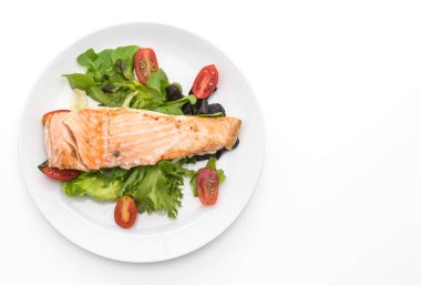 beyaz üzerine Somon ızgara biftek