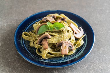 Mantarlı ıspanak fettuccine